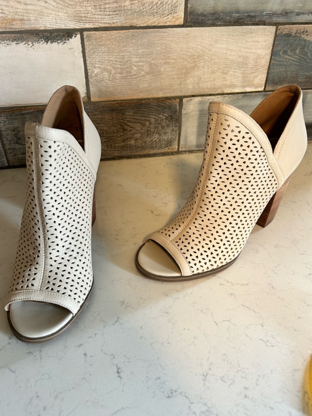 🍀Lucky Brand Ivory Leather Laser Cut Perforated Peep-Toe Block Heel Ankle Boots - Picture 4 of 15